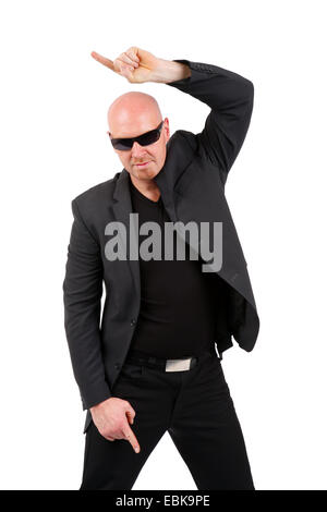 Glatze Mann mit Sonnenbrille zeigt mit seinem Zeigefinger auf die Seite geleitet Stockfoto