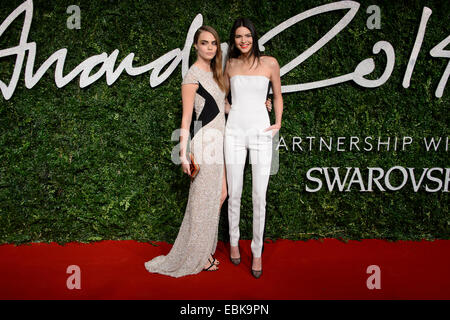 Cara Delevingne und Kendall Jenner bei den British Fashion Awards 2014 in London. Stockfoto