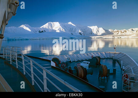 Blick vom Kreuzfahrtschiff zur Küste von Graham Land, Antarktis, Graham Land, Anvers Island Stockfoto