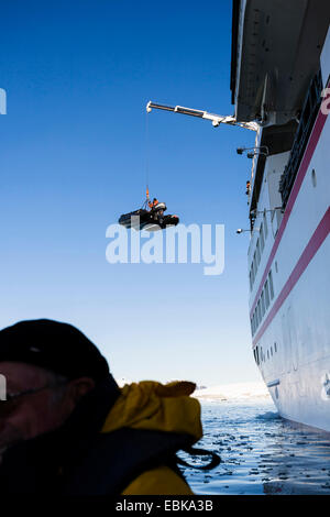 Touristen, die gemäß einem Tierkreis von Kreuzfahrtschiff, Antarktis Stockfoto