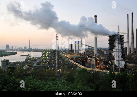 schwere Industrie von Duisburg-Meiderich am Abend, Duisburg, Ruhrgebiet, Nordrhein-Westfalen, Deutschland Stockfoto