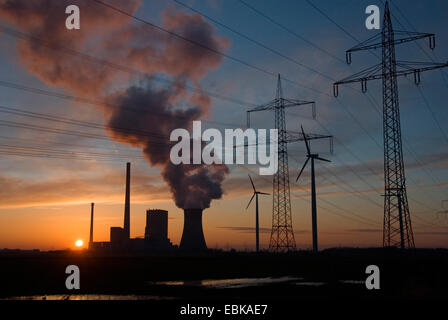 Kohle-Kraftwerk Mehrum bei Sonnenuntergang mit Windräder, Deutschland, Niedersachsen, Mehrum, Peine Stockfoto