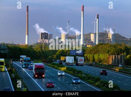 der Verkehr auf der Autobahn A2 und Kohle-Kraftwerk Scholven, Deutschland, Nordrhein-Westfalen, Ruhrgebiet, Gelsenkirchen Stockfoto