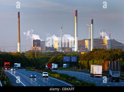 der Verkehr auf der Autobahn A2 und Kohle-Kraftwerk Scholven, Deutschland, Nordrhein-Westfalen, Ruhrgebiet, Gelsenkirchen Stockfoto