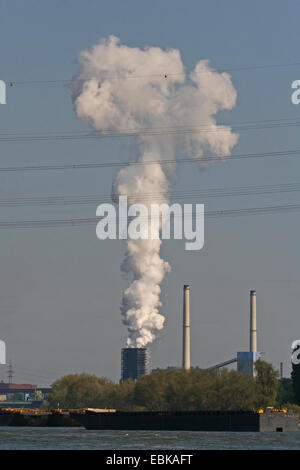 Industrie am Ufer des Flusses Rhein, Deutschland, Nordrhein-Westfalen, Ruhrgebiet, Duisburg Stockfoto