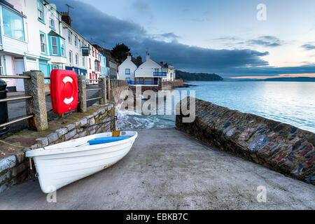 Ein weißes Boot auf dem Slipway am Meer Dorf Kingsand auf der Halbinsel Rame in Cornwall Stockfoto