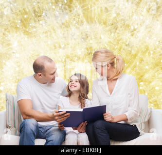 glückliche Familie mit Buch zu Hause Stockfoto