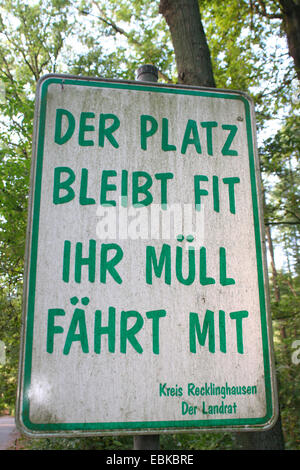 unterschreiben Sie gegen illegale Entsorgung am Parkplatz im Wald, Deutschland Stockfoto