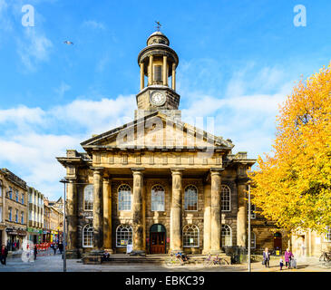 Marktplatz und das Stadtmuseum, Lancaster, Lancashire, England Stockfoto