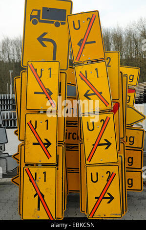 verschiedene Verkehrszeichen bei einer Sammelstelle, Deutschland Stockfoto
