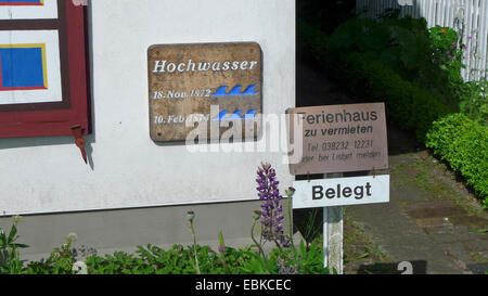 Teller zeigt historische Hochwasser an der Fassade des a, Deutschland, Mecklenburg-Vorpommern, Zingst Stockfoto