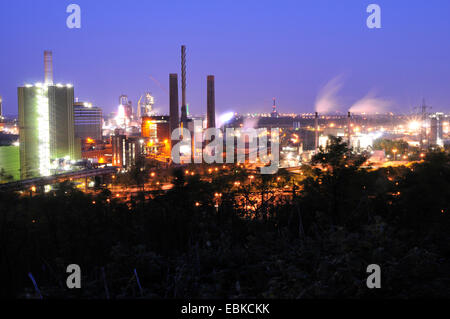 Schwerindustrie in der Nähe von Duisburg-Meiderich nachts, Duisburg, Ruhrgebiet, Nordrhein-Westfalen, Deutschland Stockfoto