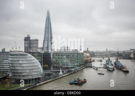 London, UK. 2. Dezember 2014. Blick auf Rathaus und The Shard von der Tower Bridge, gesehen durch die neue Glasboden in der Brücke Gehwege. Einer der Brücke neue £ 1 Million Glasboden Gehwege, die letzte Woche geknackt wurde, wenn ein Besucher eine Bierflasche gesunken, wurde jetzt ausgetauscht. Bildnachweis: Piero Cruciatti/Alamy Live-Nachrichten Stockfoto