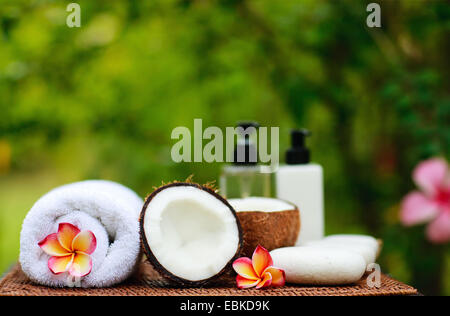 Kokosnuss, Frangipani und Handtücher in einem tropischen spa Stockfoto