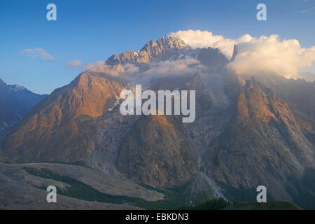 Mont Blanc aus Aouth Osten: Mont Blanc du Courmayeur (Im der Mitte), Aiguille Noir de Peuterey (rechts), Italien Stockfoto