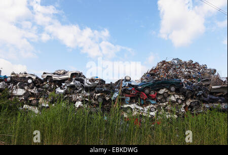 Schrottplatz mit zerquetschten Autos und blauer Himmel Stockfoto