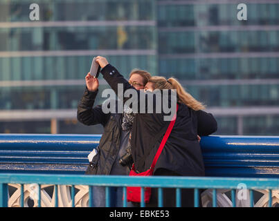 Zwei junge Frauen, die Touristen eine selfie auf Tower Bridge London England Europa Stockfoto