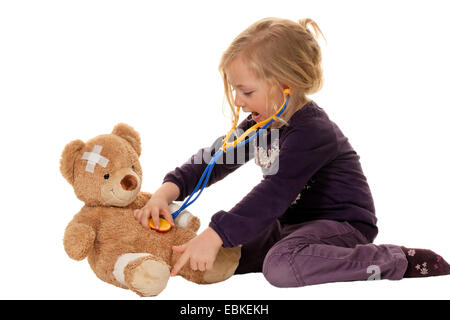kleines Kind mit Stethoskop Untersuchung teddy Stockfoto