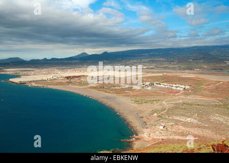 Blick vom Montana Rocha, Playa De La Tejita, Teneriffa Süd Flughafen im Hintergrund, Kanaren, Teneriffa, El Medano Stockfoto