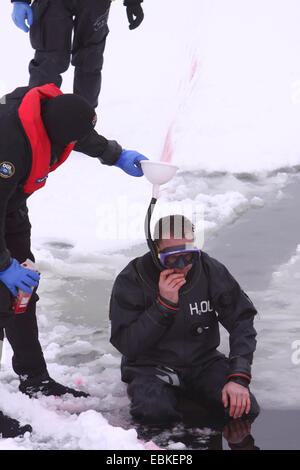 Eis tauchen Übung des Katastrophenschutzes DLRG auf einem zugefrorenen auf See, Deutschland Stockfoto
