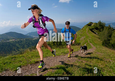 Border Collie (Canis Lupus F. Familiaris), junges Paar mit Hund Trailrunning im Dachsteingebirge, Österreich, Steiermark, Dachstein Stockfoto