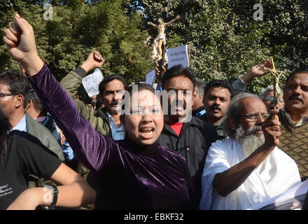 Neu-Delhi. 2. Dezember 2014. Demonstranten halten Plakate und skandieren Parolen während einer Kundgebung nach einem Brand eine katholische Kirche vor Delhi Polizei-Hauptquartier in New Delhi, Indien, 2. Dezember 2014 zerstörte. Hunderte von Christen protestierten Dienstag gegen das Hauptquartier der Delhi Polizei, fordern eine Sonde in der Entkernung einer katholischen Kirche. © Xinhua/Alamy Live-Nachrichten Stockfoto