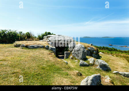 Scilly Isles; Bant Carn, einem bronzezeitlichen Grab der Art bekannt als ein Eingang Grab, sitzt auf dem Kamm eines Hügels. Stockfoto