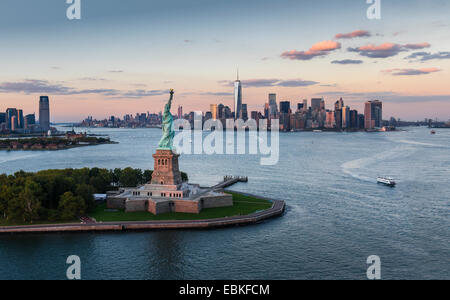 USA, New York State, New York City, Luftaufnahme der Stadt mit der Freiheitsstatue bei Sonnenuntergang Stockfoto