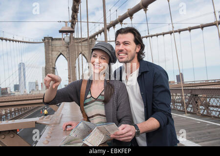 Happy, Brooklyn, New York State, New York City, USA zu zweit, mit der Karte auf der Brooklyn Bridge Stockfoto