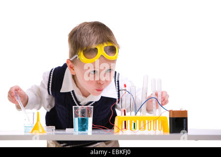 Frühkindliche Bildung. Junge Chemie-Experimente durchführen Stockfoto