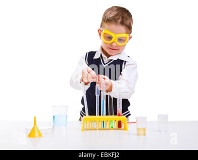 Frühkindliche Bildung. Junge Chemie-Experimente durchführen Stockfoto