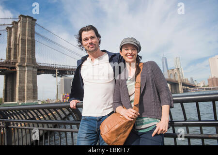 USA, Staat New York, Brooklyn, New York City paar gelehnt Geländer und Blick in die Kamera Stockfoto