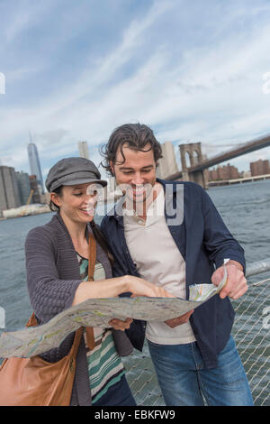 Karte der USA, Staat New York, Brooklyn, New York City glückliche Paar lesen Stockfoto