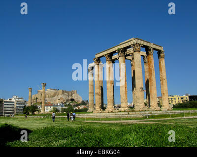 Tempel des Zeus in Athen, Olympieion, Akropolis im Hintergrund, Griechenland, Athen Stockfoto