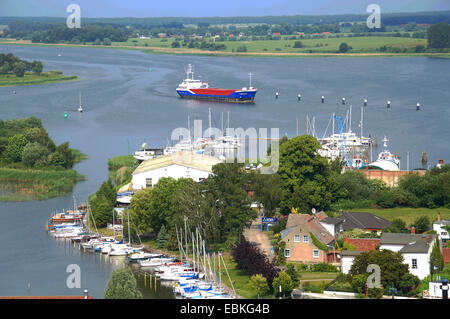 Blick vom Turm der Petrikirche zum Frachtschiff am Peenestrom, Deutschland, Mecklenburg Vorpommern, Wolgast Stockfoto