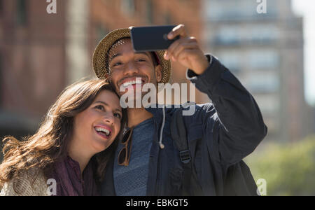 Paar nehmen Selfie auf Straße Stockfoto