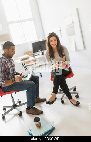 Paar sitzen und arbeiten im Büro Stockfoto