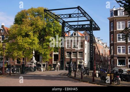 Schwingen Sie die Brücke über den Brouwersgracht-Kanal im Zentrum von Amsterdam an einem klaren Tag mit Fahrrädern in der Nähe, Niederlande, Europa Stockfoto