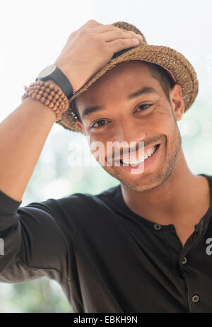 Porträt von lächelnden Mann im Strohhut Stockfoto