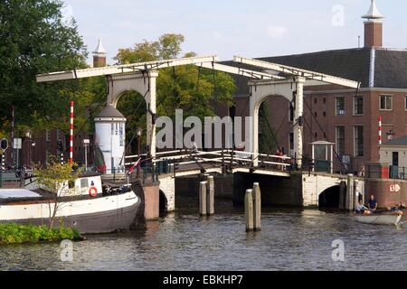 Freitragende Holzbrücke entlang dem Fluss Amstel, Amsterdam, Niederlande, Europa Stockfoto