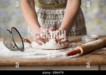 Frau Kneten von Teig Stockfoto