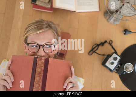 Frau im liegen am Boden und spähen Stockfoto