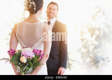Braut und Bräutigam einander betrachtend Stockfoto