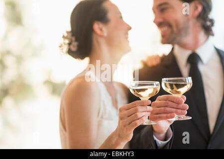 Braut und Bräutigam Toasten mit Champagner Stockfoto