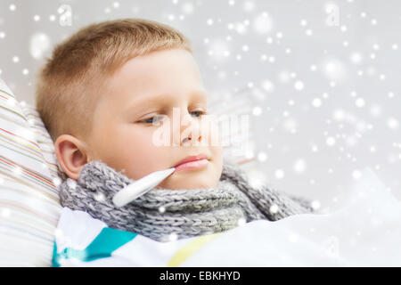 krank junge mit Thermometer im Bett zu Hause Stockfoto