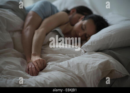 Paar, schlafen zusammen im Bett in der Nacht Stockfoto