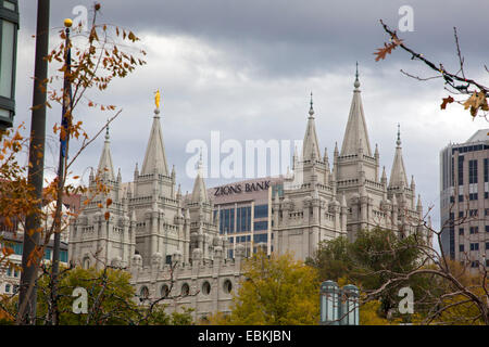 Salt Lake City, Utah - The Salt-Lake-Tempel der Kirche Jesu Christi der Heiligen der letzten Tag (Mormonen), neben Zions Bank. Stockfoto