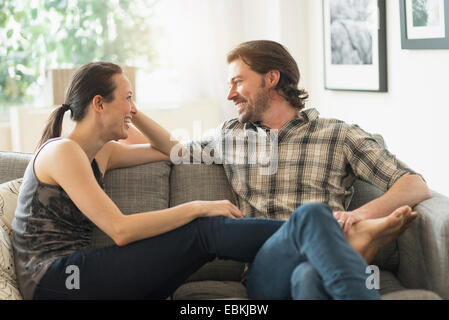 Fröhliches paar entspannende auf sofa Stockfoto