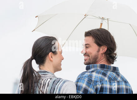 Rückansicht des Paares unter Dach Stockfoto