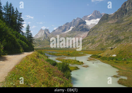 Lac de Combal in Val Veny mit Aiguille des Glaciers, Italien Stockfoto